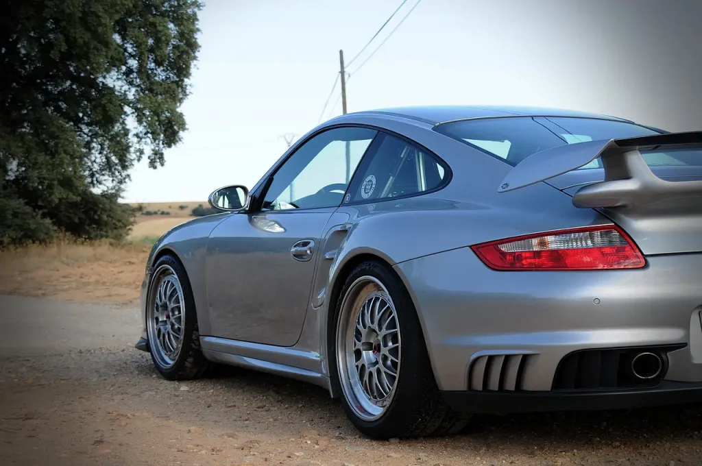 Prise de vue latérale d'une Porsche grise