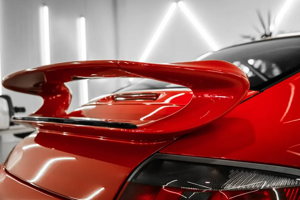 Aileron d'une Porsche rouge