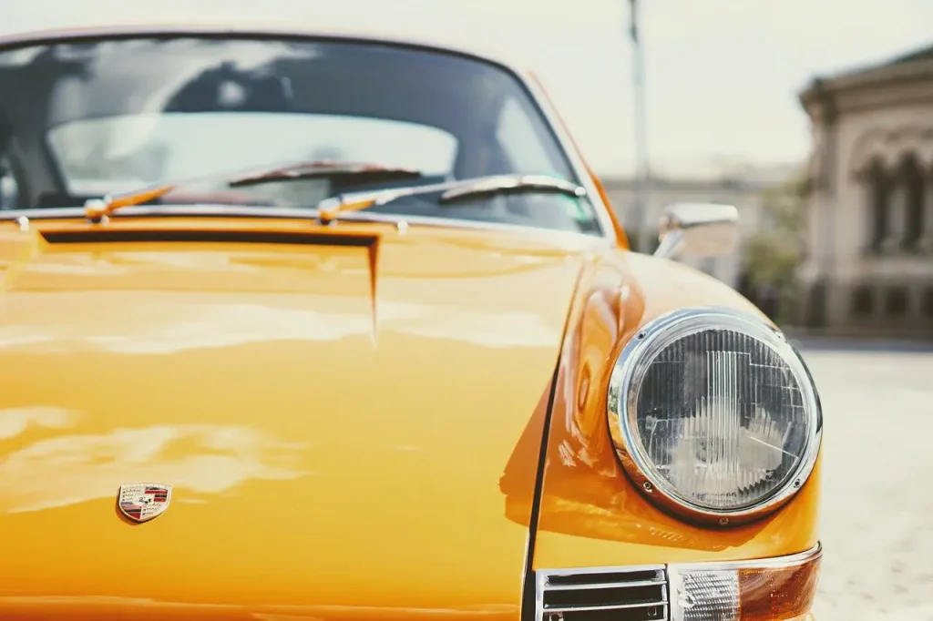 Photo du phare avant-droit d'une Porsche