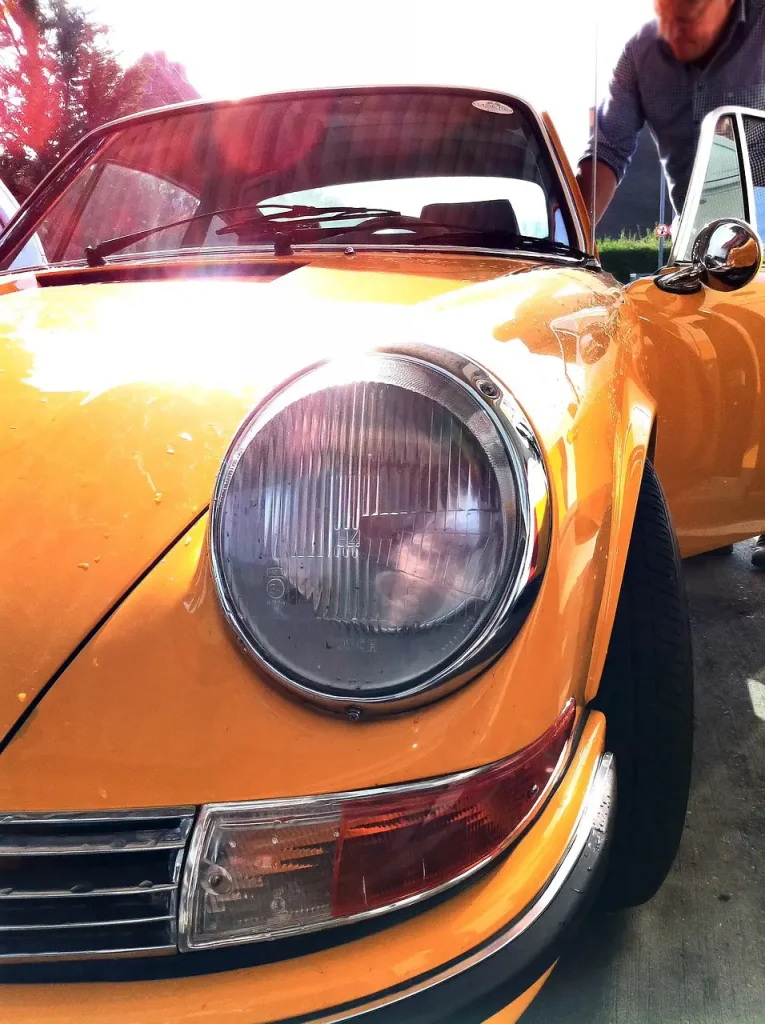 Phare avant-gauche d'un vieux modèle de Porsche