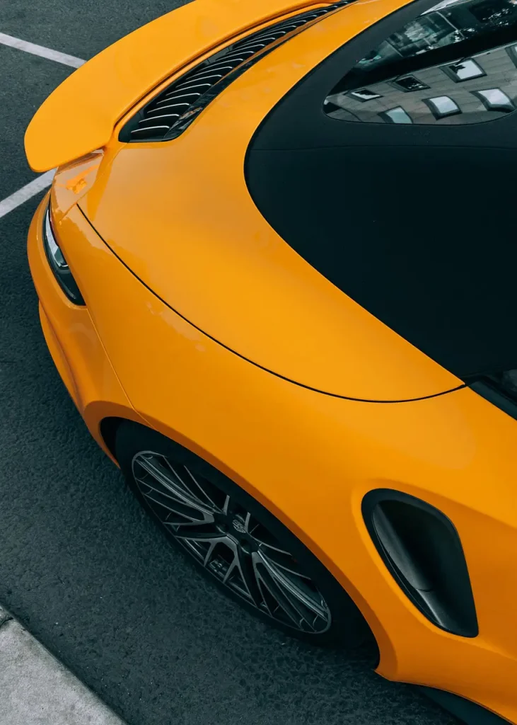 Photo en contre-plongée de l'aile droite d'une Porsche