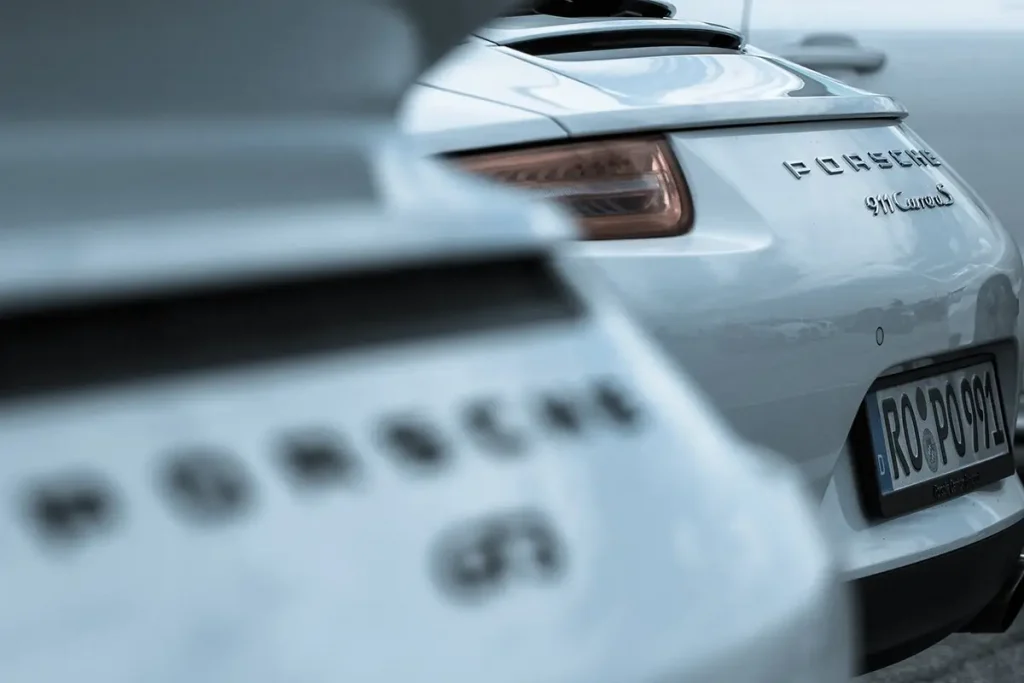Vue arrière de 2 Porsche 911